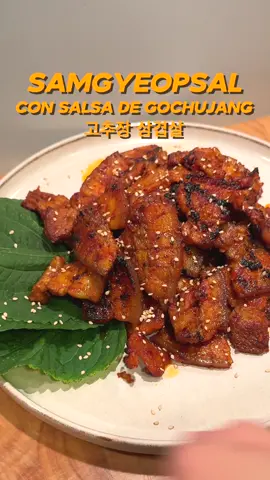 Para 2 personas [Ingredientes] *cda=Cucharada(Tbs) *cdta=Cucharadita(Tsp) -600g de panceta -2 cdas de gochujang -2 cdas de mirin(o vino blanco) -1 cda de azúcar -1 cda de ajo picado -1 cda de gochugaru(Opcional) 1️⃣ Darles unos cortes a ambos lados de las tiras de panceta. 2️⃣ Hacer la salsa mezclando gochujang, azúcar, ajo picado, salsa de soja, mirin y gochugaru(opcional). 3️⃣ Marinar la carne con la salsa durante 30 minutos como minimo, mejor una noche. 4️⃣ Cocemos la carne marinada con una gota de aceite a fuego medio. #barbacoa #barbacoacoreana #koreanbbq #koreanbarbecue #samgyeopsal #삼겹살 #고추장삼겹살 #panceta #pancetapicante #gochujang #gochujangsauce #comidacoreana #comidaasiatica #koreanfood #koreanfoods #koreanfoodrecipe #koreanfoodlover #koreanfoodie #recetafacil #EasyRecipe 