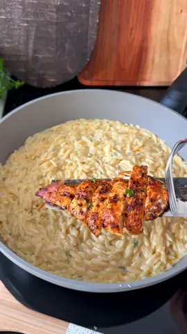 Orzo One Pot Pasta Alfredo mit Hähnchenbrustfilet  Zutaten für 2 Personen: 250g Orzo Pasta 2 Hähnchenbrustfilets 1 Zwiebel 100g Frischkäse 2 Knoblauchzehen  40g geriebener Parmesan 100g Sahne 500ml Hühnerbrühe 200ml Wasser 1 Hand voll Petersilie, gehackt 1TL Butter 1EL Öl Salz, Pfeffer, Paprika edelsüß  Optional: Hähnchengewürz Zubereitung: ◾️Die Zwiebel und den Knoblauch jeweils fein würfeln.  ◾️Petersilie fein hacken. ◾️Hähnchenbrustfilets der Dicke nach durchschneiden, dass man 2 dünne Filets erhält.  ◾️Diese mit dem Hähnchengewürz oder alternativ Salz, Pfeffer, Paprika einreiben. ◾️Butter in einer Pfanne schmelzen und die Zwiebelwürfel 1-2 Minuten anbraten. ◾️Knoblauch dazugeben und kurz mitbraten. ◾️Nun die Orzo Pasta in die Pfanne geben, kurz anrösten und mit der Hühnerbrühe und dem Wasser ablöschen. ◾️Auf mittlerer Hitze ca. 10-12 Minuten al dente kochen. ◾️Kurz vor Ende der Kochzeit das Öl in einer weiteren Pfanne erhitzen und das Hähnchen scharf von beiden Seiten jeweils ca. 3-4 Minuten braten. ◾️Parmesan, Frischkäse, Sahne, Petersilie, Salz, Pfeffer und Paprika edelsüß nach der Kochzeit zur Pasta geben und nochmals ca. 1 Minute köcheln lassen. ◾️Hähnchen in Streifen schneiden und auf der abgeschmeckten Pasta anrichten. Viel Spaß beim Nachmachen 👩🏻‍🍳.