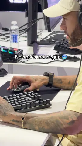 Only real gamers know.. Claw grip presented by #Neymar 😅 #neymarjr #ewc #esportsworldcup #gaming #gamingcommunity #Soccer #football #GamingOnTikTok 
