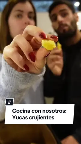 Las mejores yucas crujientes son las de este vídeo !!  1. Importante primero pelar y sancochar la yuca 2. Cuando ya las tengamos listas, cortarlas en bastones  3.  Luego, agregamos aceite de oliva (un buen chorro, dependiendo de la cantidad) y sal  4.Moverlo súper bien y al airfryer por 25 minutos - ir moviéndolos cada 8-10 minutos y les juro que queda 👌🏼