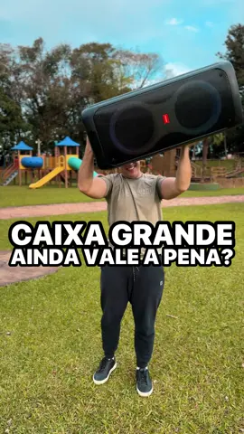 VALE A PENA CAIXA GRANDE? DEPENDE, essa aqui é a PartyBox da AIWA e pra quem quer fazer uma FESTA, faz total sentido. Ela conecta caixa, microfone, tem LEDS lindões na frente e o volume é incrível! Se você precisa de uma caixa versátil, ela faz total sentido. E pelo preço que a @aiwabr e as @casasbahia trouxeram, vale TOTALMENTE. Comenta FESTA, que mando na tua DM. #caixadesom #tecnologia #aiwa