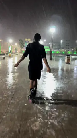 العب مع المطر غير 🌧️💛#سكيت #سكيت_رول🛼 #tips #الشعب_الصيني_ماله_حل😂😂 #trend #رياضه #نجران #trending #tiktok #اجواء_الجنوب 