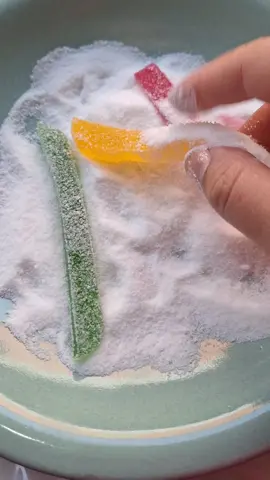 Faça parte dessa família @daya.carvalhoo  Essas minhoquinhas vão arrasar com a criançada, vem comigooooo!!! Ingredientes: 1 caixinha de gelatina  1 xícara de água quente  1 colher de sobremesa de gelatina incolor  Modo de preparo:  Em uma panelinha adicione a água e assim que estiver quente, adicione as gelatinas, va mexendo ate ferver e mexa por mais 3 minutos, desligue o fogo e coloque em um pote untado com óleo, usei o de soja mesmo. Depois é só levar pra geladeira por uns minutos ou até endurecer, corte elas no formato que quiser e está pronto 🤌🧡 Espero que gostem e não deixem de seguir, um beijooooo 🧡 #balafini #fini #balacaseira 