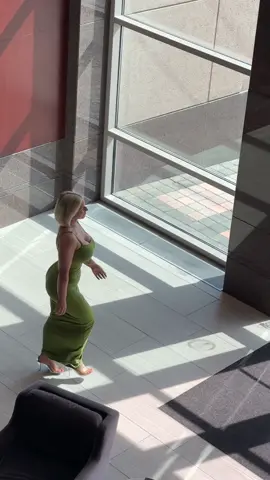 #viraltiktok #officeattire #viralvideos #walking #fyp #fashiontiktok #officefashion #officefashionlooks 