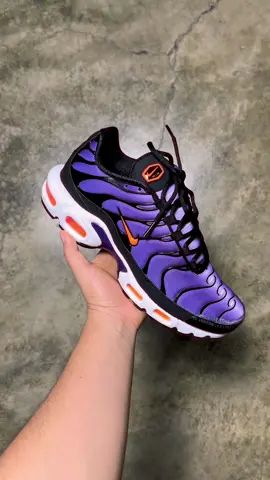 Unboxing - Nike Air Max Plus OG Voltage Purple🥷🏻 . Gracias a @adrian.move x conseguirme este parsito, mis primeras Nike🤷🏻‍♂️ . #niketn #tn #nike #airmaxplus #airmax #unboxing #streetwear #adobepremiere #premierepro #davinciresolve #aftereffects #limaperu #peru #zapatillas #sneakers 