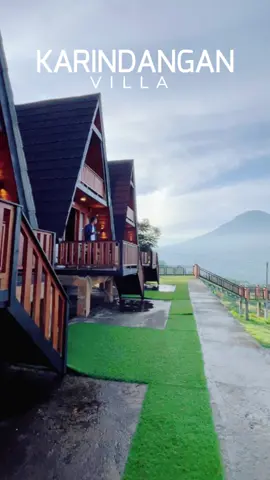 Ya kali ke Wonosobo gak sekalian staycation. Apalagi stay-nya di Villa yang ada di sekitar Telaga Menjer dan punya view gunung Sindoro. Fix sih, paket komplit banget. Oh ya kali ini aku lagi menginap di @karindangan_villadieng yang berada tepat di depan Kahyangan Skyline. Fasilitas : ✅ 3 bed kapasitas hingga 5 orang (Mezzanine) ✅ Kamar mandi dalam + water heater ✅ Family room + Netflix ✅ Free Breakfast ✅ Peralatan makan minum 📌 @karindangan_villadieng  / 085201447777 #villa #dieng #wonosobo #telagamenjer 