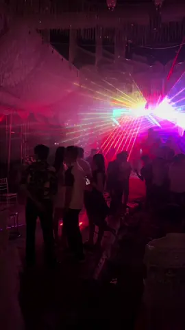 Vui cùng cô dâu chú rể 🥰🥰🥰 #chothuedenlaser #đámcuoinhubar #giaitritiktok #phamhieulaser19phutho #thaihoangremix #xuhuongtiktok 