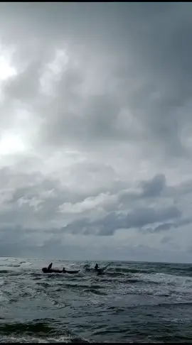 hanya orang berpengalaman saja yang bisa melewati dasyatnya gelombang di selatan pulau taliabu#taliabu #fyppppppppppppppppppppppp #fyp @rkarheinz 