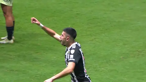 Autor do gol do Galo, Battaglia comemorou o gol enchendo um balão. Mas qual o motivo? Battaglia é criando Huracán, e possivelmente torcedor. O escudo é um balão  Huracán é o maior rival do San Lorenzo, a comemoração foi uma clara provocação
