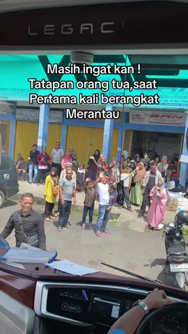 Di peluk sambil bilang🫂:jaga diri baik baik yaa di sana jaga kesehatan jangan tinggalkan sholat kalo udah sampe kabari keluarga yaa. #anakrantau #bandung #jakarta #bismillahfyp #mencariuang #pejuangrupiah #mencarisusuapnasi 