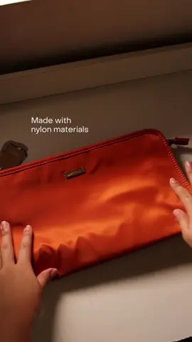 Size does matter when it comes to staying organized 😜 Here’s a close look at the Folio Organizer - it’s big, bold, and built to hold it all! - 3 roomy, mesh pockets 💅🏻 - Water-resistant protection 🌀 - Large enough for your hair tools 💁🏻‍♀️