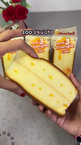 nasib baik this one takyah rebut 😭🤌🏻 sedapnyee korang! cheese cake ni tak muak, pekena dengan susu pehh mesti lagii ngam soiii! ada dekat L!nk no 1 kat b!o 💛 #obalab #obalabcake #keksquishy #squishy #cheesecake #trending #cheesecakeviral #keksedap #keksedapmurah #trianglecake #kekcheese 