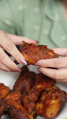 AYAM GORENG TERASI TANPA MINYAK✅❤️❤️ seriusan ini wangi rempahh banget sama terasi tapi satset ga pake lama, ga perlu ungkep , tapi hasilnya bisa ngeresepp banget. Bagus nih buat yang pengen makan enak tapi less minyak! YUK COBAIN!  . Bahan - 1 ekor ayam (potong 10) - 7 lembar daun jeruk (iris) - 4sdm maizena - lada - garam Bumbu halus - 15pcs cabe merah keriting - 2 siung bawang putih - 3 pcs bawang merah - 1 butir telur - 2pcs terasi Cara membuat 1. Blender halus bumbu halus. 2. Marinasi ayam dengan bumbu halus, maizena, daun jeruk, lada, dan garam. 3. Airfryer ayam hingga matang. 4. Siap disajikan.