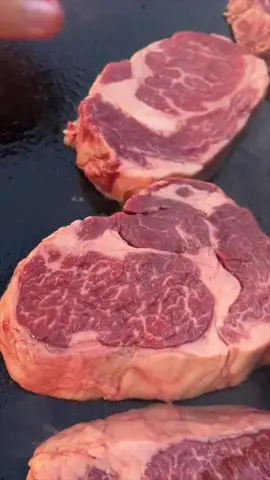 🔥 Ribeye Party auf der FENNEK Feuerplatte 🔥 • #outdoorcooking #outdoorkitchen #grill #outdoor #food #grilling #bushcraft #camping #barbecue #bbqlife #Outdoors #cooking #outdoorliving #bbqlovers #steak #firecooking #scampi #cookingwithfire #fire