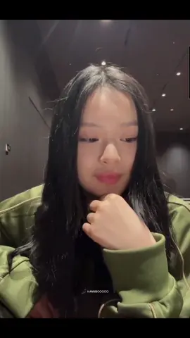 Hanni live on phoning rn #NewJeans #뉴진스 #NewJeans_is_Everywhere #하니 #HANNI 