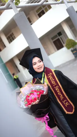 POV baju keluarga client hampir sama. selamat wisuda semoga ilmu yang diperoleh barokah dan bermanfaat. #fotooutdoor #fotowisudaoutdoor #foto #fotohijab #fotokeren #fotokeluarga #fotografia #fotografía #fotos #graduation #graduationphoto #nicephoto #familyphoto #ponorogo #madiun 