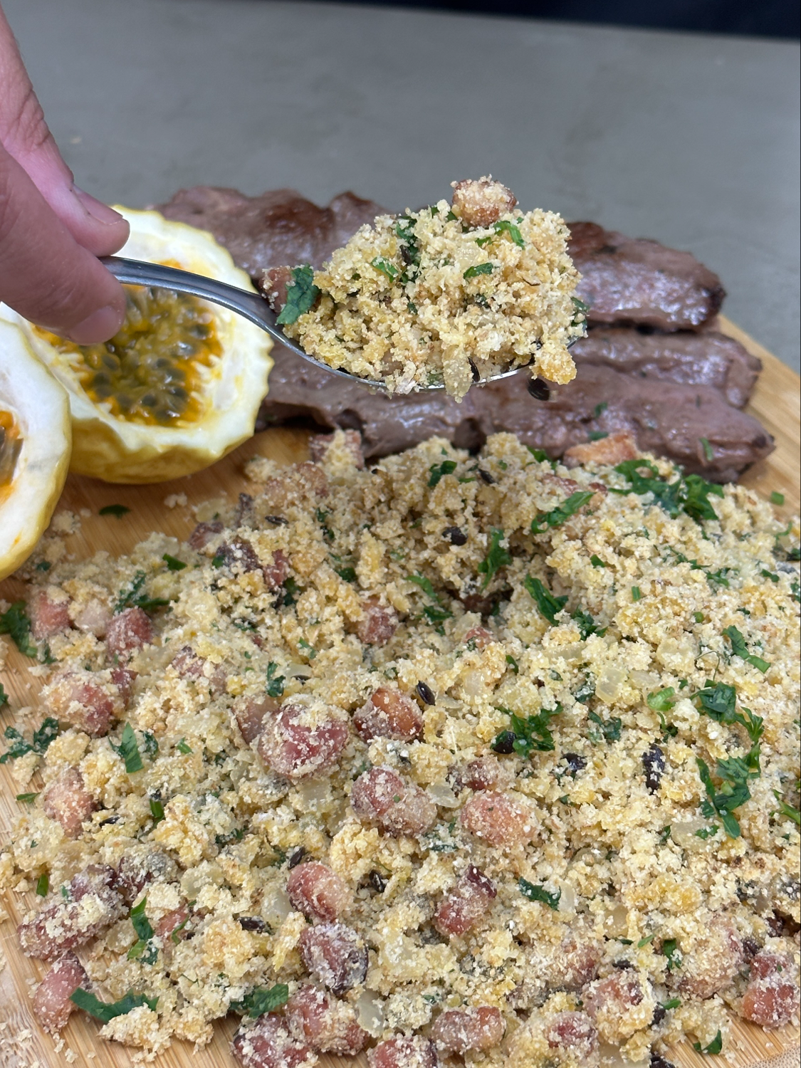 Dê um toque agridoce no seu almoço com essa Farofa de Maracujá! INGREDIENTES: - 200g de bacon - 1 Maracujá grande ( Polpa) - 1c de sopa de manteiga - 1 cebola pequena - 3 dentes de alho - 1 c de chá de sal - 1 1/2 xíc de farinha de mandioca - salsinha a gosto MODO DE FAZER: Em uma frigideira, frite o bacon, assim que estiver dourado, acrescente a manteiga, o alho picado, a cebola picada, a polpa do maracujá, a farinha de mandioca, o sal, a salsinha e mexa para incorporar. Sirva! #foodmakers #culinaria #gastronomia #receitas #foodtiktok #farofa #maracujá #farofademaracujá #bacon