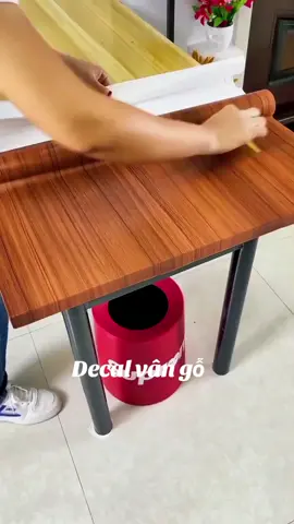 Giấy decal vân gỗ biến bàn thường thành bàn gỗ sang trọng, thì công dễ dàng. #trangtri  #decaldantuong  #giaydantuongdep  #decalvango 