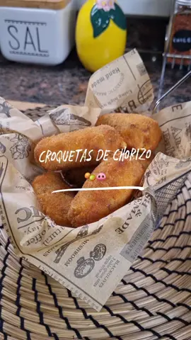 Croquetas de chorizo 🧆🐽🤤 Ingredientes;  - 1 cebolla pequeña - 300 gr de chorizo fresco - 50 gr de mantequilla - 50 gr de harina de trigo - 800 ml de leche entera - Sal, pimienta y nuez moscada al gusto - Harina, huevo y pan rallado para rebozar - Aceite para freir #cocina #Receta #FoodTok #Viral #fyp #parati #croquetas #croquetasdechorizo #chorizo 