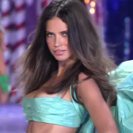 for those who asked for Adriana!! || #fypシ #foryou #adrianalima #victoriassecret #fashionshow #2005 