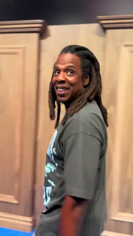 Jay-Z walks the red carpet at Fanatics Fest #style #jayz #fanatics #styleinspo #fashion #foryou #foryoupage #streetwear 