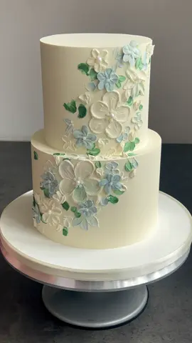 💙🤍 #cake #cakedecorating #weddingcake #buttercream #flowers #caketok #cakevideo  #fyp 