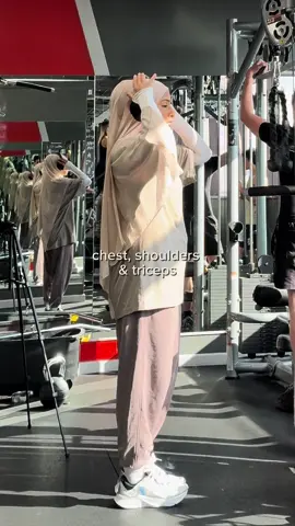 chest shoulders & triceps LFG back like we never left. this workout always reminds me of my training before having my second child, because it was my favourite everytime 🔥 1. db chest press 3x8-10 2. db seated shoulder press 3x8-10 3. lateral raise 3x10-12 4. half kneeling single arm kb press 2x10-12 5. rope tricep extension 3x8-10 final set to failure on all, besides exercise 4 save for later 🤍  #GymTok #FitTok #gymgirl #upperbody 