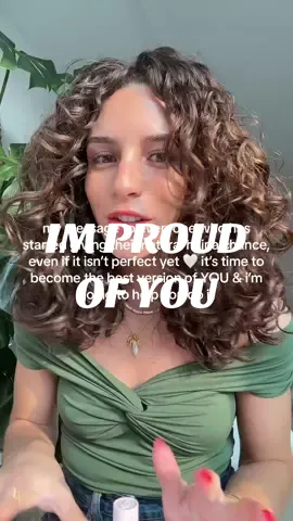 time to be the it-girl version of YOU 🤍 not anyone else!! #glowupchallenge #naturalhairchallenge #curlygirls #curlyhairinfluencer #beyourself #selflovejourney 
