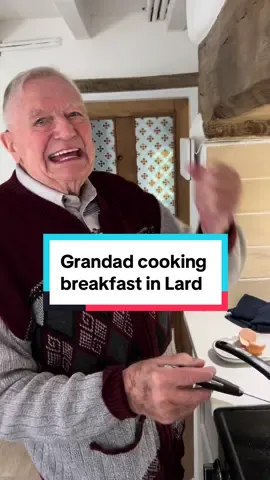 Grandad Joe showing how to cook an breakfast the old fashioned way in lard and all in one pan ☺️ #lard  #cookingtutorial #englishbreakfast #grandadjoe #cookwithgrandadjoe 