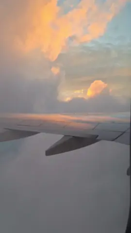 Morning flight ✈️😊  #flight#aviation#travel#tiktok#exploring#sunrise#sunset#sky#clouds#sky#foryoupage#fyp#aesthetic#plane#airplane#airline
