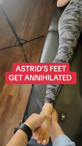 Astrid’s foot getting manipulated into oblivion @astridwett #osteopath #chiropractic #asmr #satisfying #footcrack #feet 