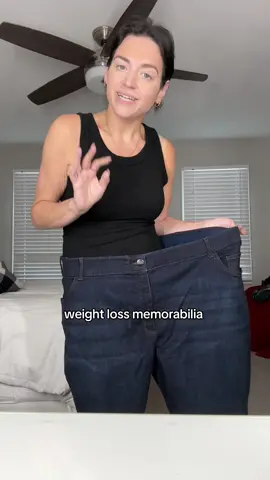 have ya said goodbye to the pants?👖 #weightlossjouney #weightlosstransformation #weightlosscheck #beforeandafter #weightlossprogress 