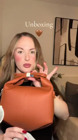 Unboxing 🤎 in love with this bag it is a Polene dupe and such good quality.  #fashiontok #fallstaples #amazonfashion #fashionfinds #polenedupe #amazon #fyp #phoenix #az #viral #tiktok #contenido #amazonbag #fallpurses 