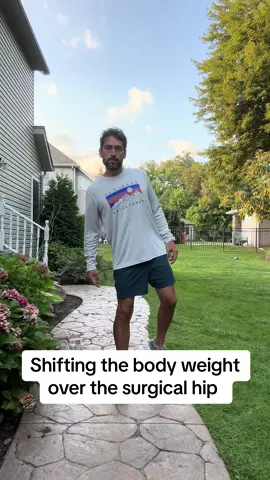 Are you having a total hip replacement soon? Follow me for post op recovery tips from a Doctor of Physical Therapy.   Part 2 of 3 common gait issues after surgery: This is probably the most common type seen in the clinic after total hip replacement. It is a form of Trendelenburg gait due to gluteus medius weakness just like the first gait video posted when the hip flared to the right, except this time the patient compensates by leaning their body weight to the right.  It is VERY COMMON, almost expected after surgery. Don’t worry your PT will help design exercises to target your weaknesses.  #hip #totalhipreplacement #totalhipreplacementrecovery #gait #physicaltherapy #physiotherapy #dpt 