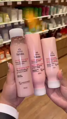 Preparem seus corações apaixonados pela Linha Todo Dia para esse super lançamento na linha de Cabelos da Natura!!! Encontre sua linha de acordo com a necessidade dos seus cabelos:  * Maçã Verde e Aloe Vera - hidratação sem pesar;  * Flor de Cereja e Abacate - Reparação e Revitalização dos Fios; e *Pêssego e Amêndoa  - nutrição e brilho! 🧡🩷 P.s: eu já garanti meu pedido!  🎯🤑 #tododianatura #naturabroficial  #tododia #shampoo #condicionador #linhacapilar #Natura #Cabelos  #ConsultoriaNaturaeAvon