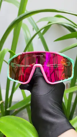 Kính thể thao phân cực Kapvoe.  Kính chống tia UV, chống chói. Phù hợp chạy trail, đi xe máy, xe đạp, đi chơi #chaybo #thoitrangchaybo #aochaybo #quanchaybo #giaychaybo #xuhuong #dongluctapluyen #kyluatbanthan #kinhthethao #kinhphancuc 