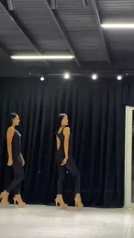 que buena clase🖤  #pasarela #modelaje #viral #fyp #parati #topmodel #técnica #fabiosmodelsagency #venezuela 