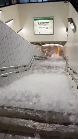 Watch as heavy rain floods a subway station in Tokyo, Japan. This shocking footage captures the power of nature in action. #japan #tokyo #flooding #storm #floods #flashflooding #heavyrain #rain #ゲリラ豪雨 #品川駅 #雨やばい #大雨 