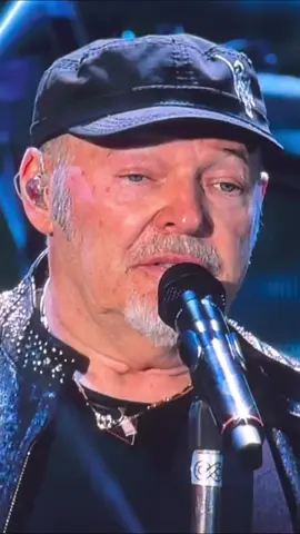 Guardami in faccia quando mi parli Se sei sincera Se non mi guardi quando mi parli Non sei sicura La voglio in faccia la verità E se sarà dura La chiamerò sfortuna Maledetta sfortuna #dilloallaluna #vascolive024 #vascorossi #moon 