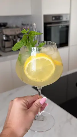 Limoncello Spritz 🍋🥂 Anzeige | alles, was du dafür brauchst sind Eiswürfel, Limoncello, Prosecco und @gerolsteiner_de Limo Citrus Minze. Probiere es diesen Sommer unbedingt noch aus! #limoncello #limoncellospritz #summerdrinks #summerdrink #summerrecipes #italianrecipes #sommergetränk #cocktail #cocktails #cocktailrecipe #cocktailrecipes #cocktailrezepte #sommerrezept #zitrone #sabrinacarpenter 