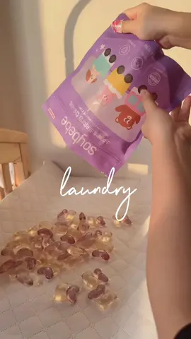 Nếu giặt tay thì chỉ cần ngâm vào nước cho tan là được nha mấy bà iu  Đã xinh, an toàn lại còn thơm dai xỉu mấy bà ơi. Mùi nhẹ nhàng dễ thương lắm luôn. #mevabe #mebimsua #mebimreview #mebimhienda #lamme #mebim #giatdochobe #nuocgiatchobe #viengiatxa #muasam #soybebe #homenay 