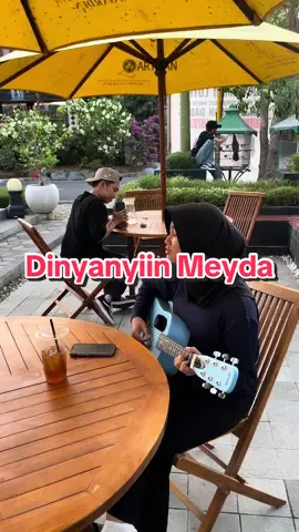 Kapan lagi galau di nyanyiin @meydarahma 😭 #coverlagu #tongkrongan #nongkrong #artisangitarindonesia #artisangitar #gitar #sekecewaitu 