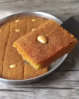 (طريقة عمل البسبوسه) البسبوسه العاديه.. بسبوسه سهله بجوز الهند .. البسبوسه الاصليه  (مقادير البسبوسة )  ________ نصف كيلو دقيق سميد (بسبوسة)   = ٥٠٠ جرام (سميد وسط) كوب إلا ربع سمنه دافيه                                              كوب إلا ربع لبن(حليب)    كوب سكر                   2 معلقة كبيرة عسل نحل( أو شربات حلويات تقيل او عسل جلوكوز) 2 معلقة كبيرة جوز جوز هند مفرومة ناعم فانيليا رشة ملح  على الوجه أى مكسرات وتضغط عليها ضغطة خفيفة عشان متخرجش لما أسقى البسبوسة ________________ لتحضير الشربات/ كوب سكر ( ممكن يبقى كوب وربع سكر لو بتحبوا سكرها زيادة) كوب ونصف ماء  فانيليا بمجرد إذابة السكر و ياخد غلوة سريعة على النار نطفى عليه حتى لا تقل كمية المياه وتصبح كمية الشربات غير كافية للبسبوسة ___________ ملحوظه / مقاس الصينيه  /  ٢٨  ________ (التسوية) تدخل فرن مسخن مسبقا على درجة حرارة متوسطة180 درجة رف أوسط نار من تحت فقط لما تاخد لون ذهبى من الجوانب و البسبوسة تفصل عن الصينية من الجوانب  نطفى النار من تحت ونفتح شواية هادية مدة التسوية من40 ـ45 دقيقة أو حسب  نوع الفرن لذلك لابد من المتابعة.  #البسبوسه #البسبوسة #بسبوسة_سهلة #بسبوسة_محشية #بسبوسة_جوزالهند #حلويات_سريعه #حلويات #حلويات_سهلة_وسريعة #حلويات_شرقية 