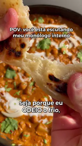 🍛CURRY DE GRÃO DE BICO  ✨Spoiler: não, eu realmente não dei conta de nem metade do que eu deveria ter feito. Esse ano está caótico para dizer o mínimo.  ❤️Mas tá tudo bem, sabe porque? Porque eu tenho esse curry super cremoso e quentinho para me abraçar nessa frente fria que está por vir.  🌨️Eu realmente odeio o frio.  Ingredientes 🍛2 cols. de sopa de óleo vegetal 🍛2 bagas de cardamomo  🍛2 folhas de louro  🍛1 cebola picada  🍛2 dentes de alho 🍛1 col. de sopa de gengibre picado 🍛2 cols. de chá de curry em pó* 🍛1 col. de chá de coentro em pó* 🍛1/2 col. de chá de canela em pó* 🍛1/2 col. de chá de cravo em pó* 🍛1/4 col. de chá de cominho em pó* 🍛1 col. de sopa de extrato de tomate 🍛1 lata de tomate pelado 🍛3 xic. de grão de bico cozido 🍛3 xic. de água 🍛2 batatas médias 🍛1 col. de chá de sal 🍛1 xic. ee leite de coco (1 vidrinho ou 200ml) *Eu gosto de um curry com um sabor bem marcante, mas se você não tiver acesso à todos esses temperos (ou preferir algo com um sabor mais suave, pode retirar os que preferir ou reduzir as quantidades).  🥣Modo de preparo: Aqueça o óleo numa panela grande. Adicione o cardamomo e o louro e deixe dourar por alguns minutos. Adicione então a cebola e refogue mais um pouco. Depois adicione todos os temperos mexa bem, acrescente o alho e o gengibre.  Depois adicione o extrato de tomate, frite por alguns segundos. Jogue os tomates em lata e amasse um pouco com a colher. Acrescente o grão de bico, a batata picada, cubra com a água, tampe e cozinhe por uns 15 a 20 minutos ou até a batata ficar macia. Adicione por último o leite de coco e o sal, misture e deixe apurar por alguns minutos (destampado). Não se esqueça de provar para acertar o sal.  Está pronto 💚 #receita #vegano #veganismo #curry #receitafacil 