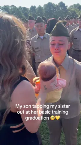 So bittersweet, this is their first interaction because i gave birth while she was in basic 🥹Congratulations on starting the beginning of your journey, i am unbelievably proud of you. I love you so much ❤️#greenscreenvideo #basictraining #armylife #graduation #riverraider #son #fypシ゚viral #boymom #westernfashion 