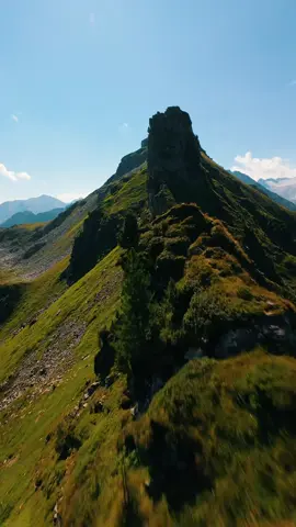 this view 🏔️🤩🤯!!  #fpv #landscape #mountains #travel #videography #fy #Hiking #fyp #nature #viral #dji #aesthetic 