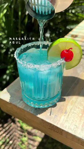 Margarita Azul -2 oz de tequila  -1 oz de triple sec -1 oz de jugo de limón  -3/4 de blue curacao  Servir en un vaso escarchado con sal y limón.  Recetario disponible en pabloros.com (link en bio)  #MargaritaAzul #Tequila #Margarita  #tragosencasa #cocteles #cocktails 