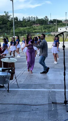 #HCHEntretenimiento | 💃🪘#EltonMorazán y #AlejandraRubio aprovecharon para dar la bailadita con la banda del Instituo Cultura Nacional 💃🪘