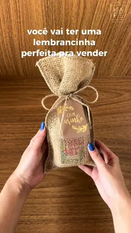 Nosso saquinho de juta adiciona delicadeza e elegância a qualquer lembrancinha! ✨  Combine com fio de juta e tag kraft e tenha um visual perfeito para encher os olhos dos seus clientes! #embalagem #embalagens #sacojuta #saco #saquinho #juta #creme #presente