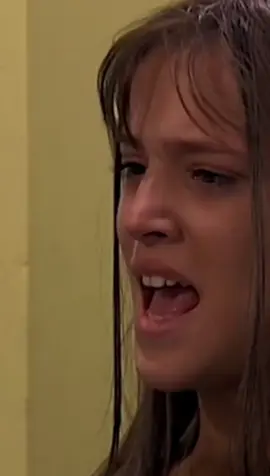 que triste esa escena 😭 Mia:la ropa es lo más importante en mi evento #valewayys #miacolucci #marizzapiaspirito #rebeldeway #erreway 